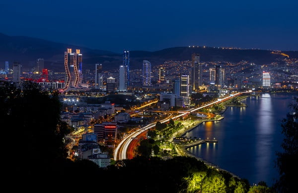Baia di İzmir la sera