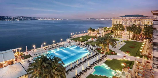 Estate da Sogno a Istanbul: I Migliori Hotel con Piscina per un Soggiorno Indimenticabile